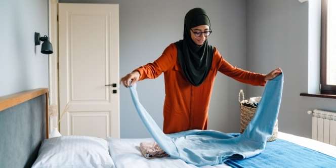 Trik Melipat Kemeja yang Lebih Rapi Biar Travel Bag Lebih Lapang 