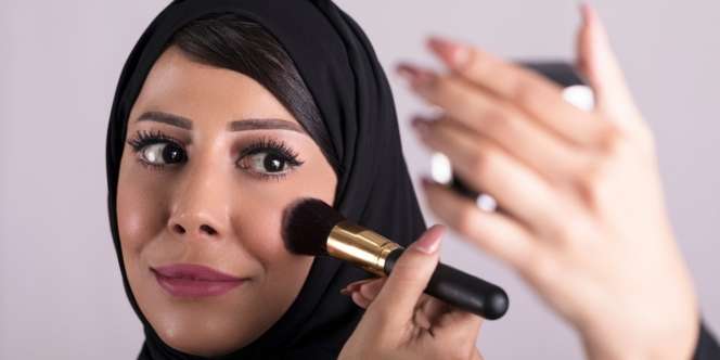 Begini Cara Membaurkan Powder Blush Agar Wajah Tampak Lebih Kencang