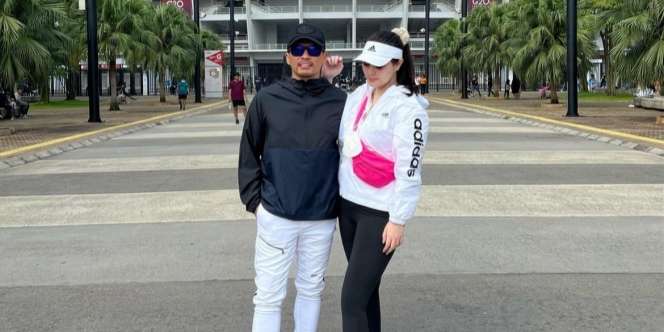 Liburan Bareng Harris Faisal ke Paris, Jennifer Dunn Lepas Hijab?