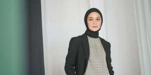 Tutorial Style Clean Look Tantri Namirah dengan Pashmina Hitam untuk Tampilan Rapi