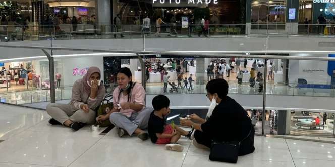 Viral Potret Menlu Retno Marsudi Lesehan di Mal sambil Suapi Cucu: Security Mana Berani Usir