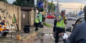 Viral Aksi Polantas Bernyanyi sambil Tertibkan Pengguna Jalan di Lampu Merah, bak Vokalis Band