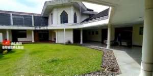 8 Potret Rumah Juragan Bus H. Idris Suherman, Sultannya Ciamis, Bak Istana Garasinya Super Luas!