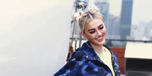 Gaya Swag Agnez Mo Pakai Sweater Oversized, Tenteng Tas Rp1,1 Miliar