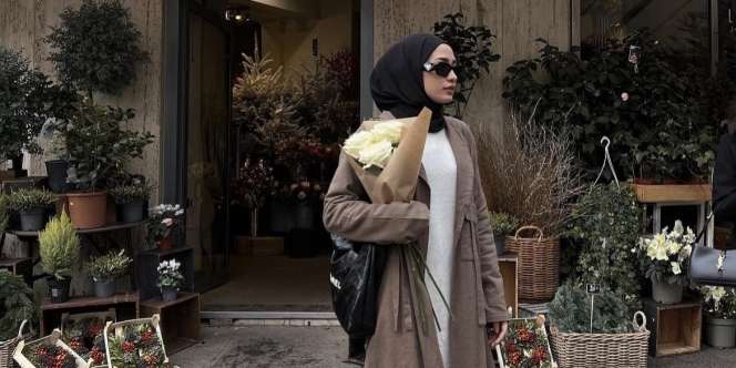 Inspirasi Busana Layering ala Helmi Nursifah saat Liburan ke Eropa