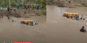 Video Detik-Detik Pengantar Jenazah Berenang di Sungai Deras, Peti Mayat Nyaris Hanyut Keluarga Histeris