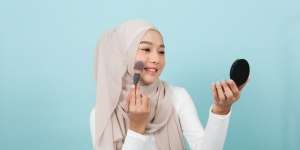 Bersihkan Aplikator di Dalam Kemasan Makeup dengan Satu Bahan