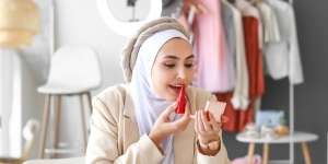 Tutorial Rias Bibir Lebih Rapi dengan Produk Alis, Pernah Coba?