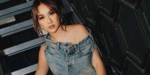 Potret Outfit BCL yang Nyentrik, Baju Menyerupai Celana Jeans Harganya Selangit