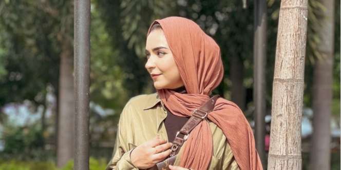 Keluarkan Jaket dari Lemari, Kini Waktunya Styling Pashmina dengan Hasil Clean Look 