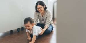 5 Cara Stimulasi Si Kecil Biar Cepat Merangkak