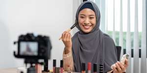 Trik Tampil Lebih Segar di Depan Kamera dengan Riasan Natural