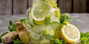 Infused Water Segar dari Daun dan Rempah Aromatik