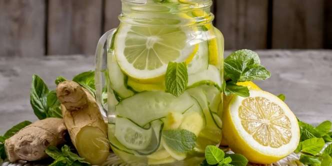 Infused Water Segar dari Daun dan Rempah Aromatik