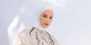 Tampil Beda, Tantri Namirah Pakai Kaftan Tule Oat White