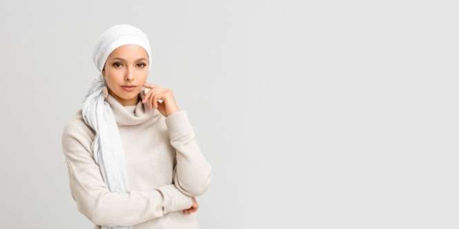 Cara Menyamarkan Tekstur Wajah Cukup dengan 2 Produk dan Alat Makeup