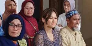 Momen Tangan Istri Arie Kriting, Indah Permatasari Terus Digenggam Sang Ibu, Sudah Berdamai?