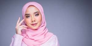 Atasi Noda Makeup Tanpa Merusak Riasan dengan Spoolie