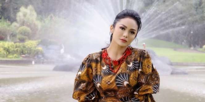 Gaya Krisdayanti Momong Cucu, Pakai Tas Setengah Miliar Berdesain Gemas