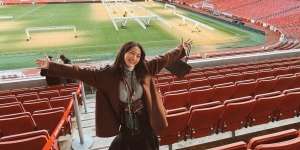 Liburan Presenter Hesti Purwadinata yang Bikin `Mupeng` Fans Arsenal