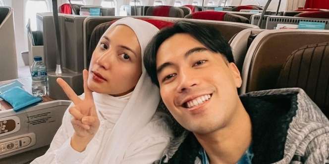 Vidi Aldiano Pamer Foto Bareng Istri, Penampilan Sheila Dara Pakai Hijab Bikin Salfok