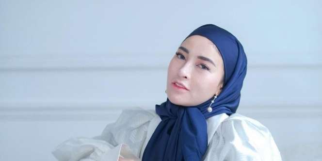 Manisnya Cape dengan Aksen Fringe Milik Shandy Purnamasari, Banderolnya Rp27,9 Juta