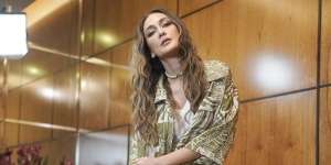 Buat Santai Nonton TV Saja Outfit 'Rumahan' Luna Maya Capai Rp41 Juta