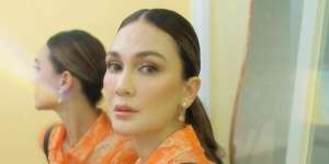 Luna Maya Padukan Butterfly Top dan Jeans Unik