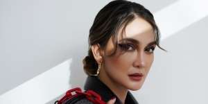 Gaya Casual Luna Maya Pakai Kaus Crop Berkerah Sailor, Tampak Sederhana Harganya Rp13 Juta