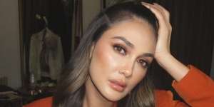 Gaya Elegan Luna Maya Tenteng Tas Hermes Beda dari Biasanya