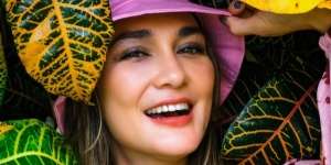 Bukan Kaleng-Kaleng, Ternyata Bantal Sofa Milik Luna Maya Ini Dibanderol Rp10 Juta