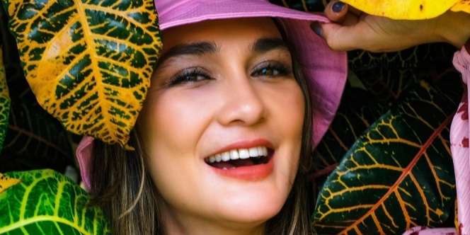 Bukan Kaleng-Kaleng, Ternyata Bantal Sofa Milik Luna Maya Ini Dibanderol Rp10 Juta