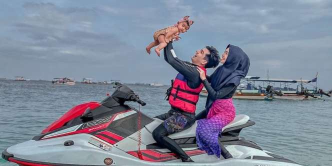 Konten Viral Ria Ricis & Suami Ajak Moana Naik Jetski Tanpa Baju Pelampung, Netizen Was-Was