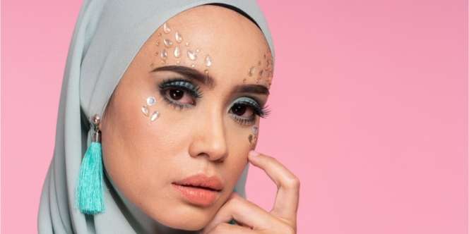 Tempelkan Gem Stones dengan Cara Mudah untuk Membuat Riasan Lebih Menarik