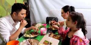 Kantor Sempat Digeledah KPK, Arumi Bachsin dan Emil Dardak Santai Makan di Warung Pinggir Jalan!