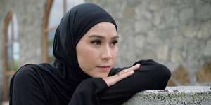 Look Formal dan Kasual Zaskia Mecca Padukan Dua Warna