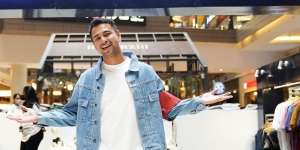 Foto Bareng Mendiang Mami Popon, Wajah Raffi Ahmad Kecil Jadi Sorotan