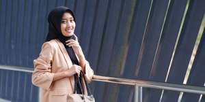 Pakai Hijab Bikin Gerah dan Wajah Mudah Berkeringat? Ini Rahasia Makeup biar Tetap Awet