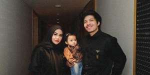 Aduh Gemas! Ameena dan Papa Atta Dihukum Aurel Angkat Satu Kaki Karena Tak Sarapan