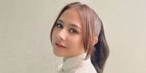 Inspirasi Metalic Look ala Prilly Latuconsina, Berikan Kesan Edgy