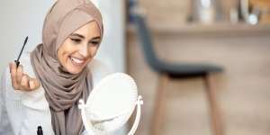 Teknik Membuat Bulu Mata Lentik Natural dengan Penjepit dan Maskara yang Tepat