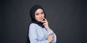 Cara Merapikan Pemakaian Bulu Mata Palsu dengan Eyeliner