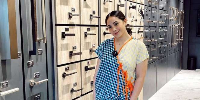 Kimono Dress Two Tone Nagita Slavina, Bikin Tampilannya Jadi Colorful