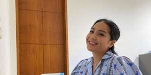 Pakai Outfit Serba Putih, Intip Tote Bag Ngejreng Nagita Slavina
