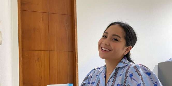 Pakai Outfit Serba Putih, Intip Tote Bag Ngejreng Nagita Slavina