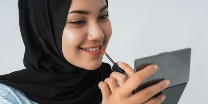 Tidak Punya Lip Gloss, Pakai Saja Highlighter Buat Bibir Glossy