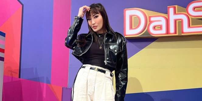 Main Lato-Lato, Wajah Ayu Dewi Jadi Sorotan