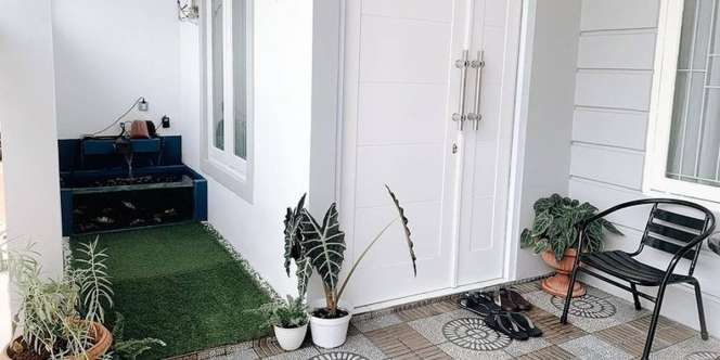 Teras dengan Kolam Ikan Mungil Bikin Rumah Jadi Adem