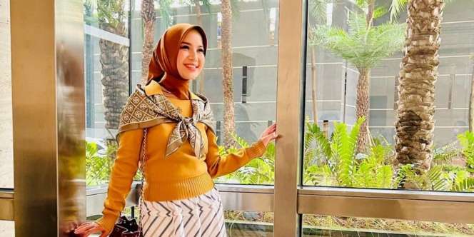  Tak Dikenali Warganya! Ini 6 Potret Chacha Frederica Blusukan Bantu Korban Banjir di Kendal