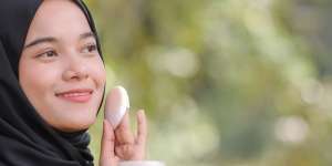 Jarang Diketahui, 3 Fungsi Bedak Padat Selain Membuat Makeup Tahan Lama